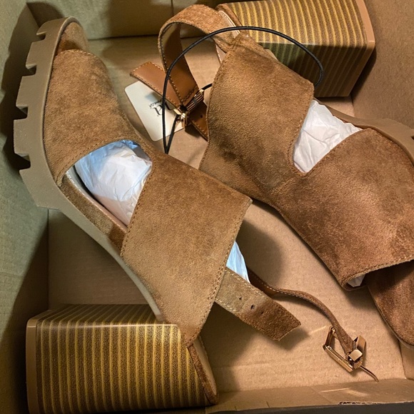 a.n.a. Tan brownish comfy sandal. Size 9M. Gently used.- lowerprice worn 3x. - Picture 3 of 5